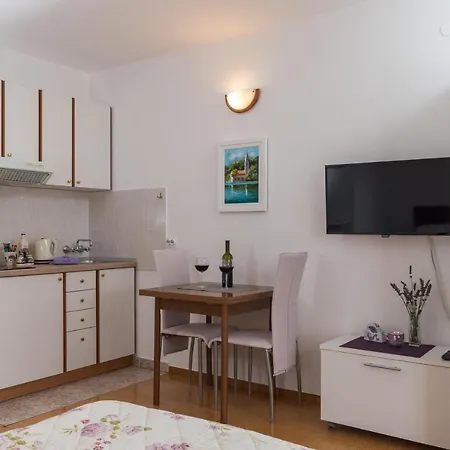 & Cina - Basic Studio With Balcony And Sea View تْسافتات